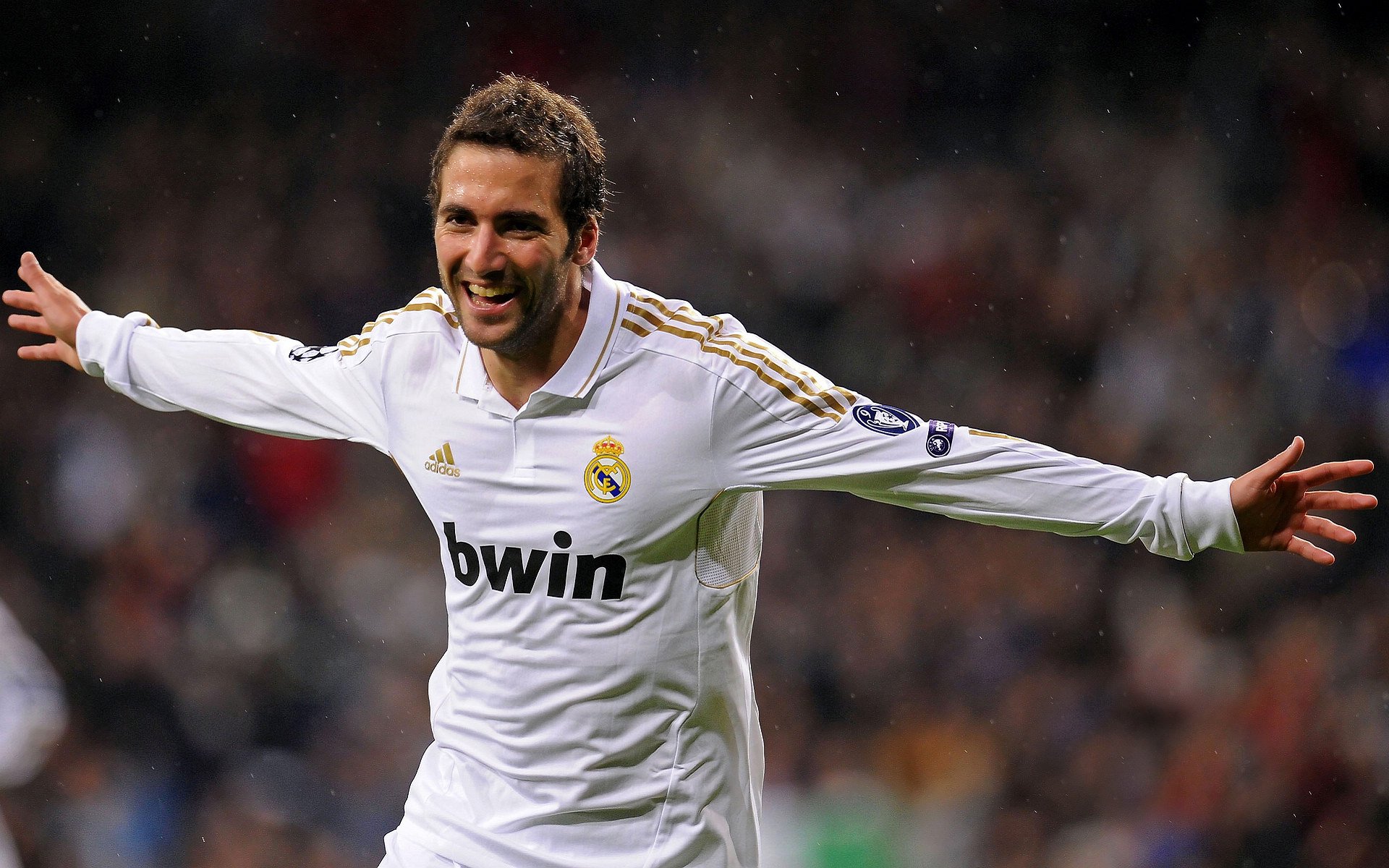 《电竞新玩法：线下反向线上同步直播》